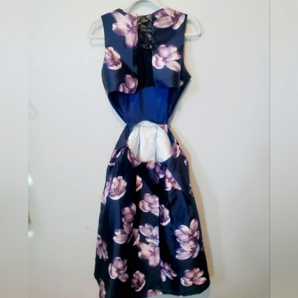 ANGL Navy & Lavender Floral Full Skirt Cut Out Back Midi Dress Size Medium - Picture 6 of 7